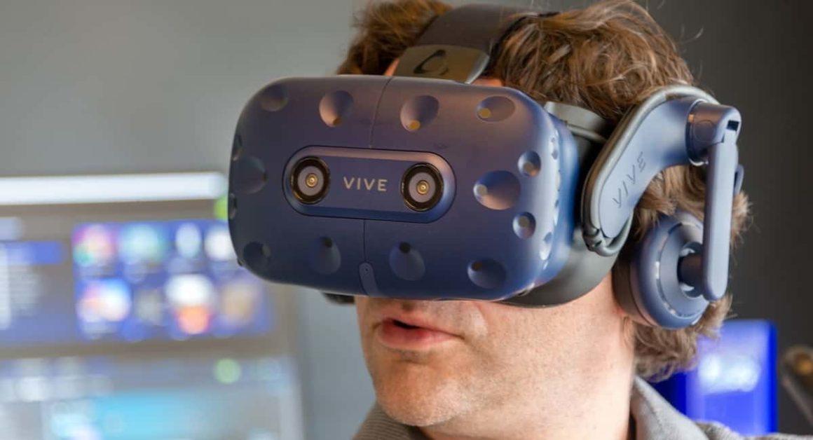 Is Oculus Rift a Match to the Famous Vive Pro? - GeeksFlame